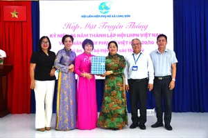 Bà Mai Ngọc Oanh, Phó Bí thư Thường trực Đảng ủy xã Long Sơn trao quà cho Hội LHPN xã.