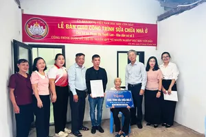 Ủy ban MTTQ Việt Nam đặc khu Côn Đảo bàn giao công trình sửa chữa nhà ở cho gia đình bà Phạm Thị Tuyết Lan