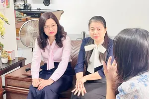 Đại diện Bộ GD-ĐT đến thăm hỏi, động viên cô giáo Trường THPT Mạc Đĩnh Chi (Hà Nội) tại nhà riêng sau vụ việc bị nam sinh hành hung trên bục giảng.