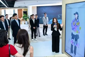 Khách tham quan trải nghiệm không gian Business Experience Studio. 