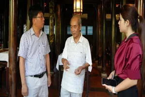 Nhà nghiên cứu Nguyễn Xuân Hoa trao đổi với phóng viên Báo SGGP về chính sách bảo tồn, phát huy giá trị nhà vườn Huế. Ảnh: TRƯƠNG QUÂN