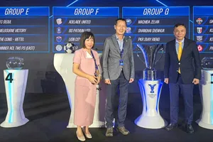 Chủ tịch VFF Trần Quốc Tuấn cùng đại diện CLB Thể Công Viettel tham dự lễ bốc thăm (Ảnh: VFF)