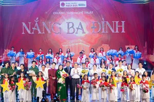 Chủ tịch Quốc hội Trần Thanh Mẫn chụp ảnh cùng với các nghệ sĩ tham dự chương trình "Nắng Ba Đình". Ảnh VIẾT CHUNG