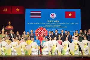 Đại diện lãnh đạo và đoàn đại biểu hai bên chụp ảnh lưu niệm tại lễ kỷ niệm. 