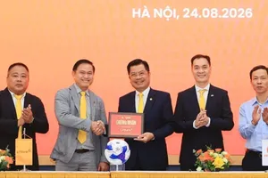 Phó chủ tịch VFF, Chủ tịch HĐQT Công ty VPF Trần Anh Tú trao bảng danh vị cho Phó chủ tịch Ngân hàng TMCP Lộc Phát Việt Nam Bùi Thái Hà.