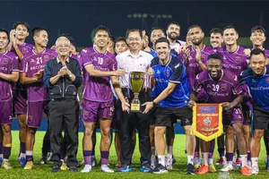 Phó chủ tịch LĐBĐ TPHCM ông Vũ Đức Thành và Chủ tịch CLB Becamex TPHCM chúc mừng toàn đội tại lễ bế mạc (Ảnh: Truyền thông CLB)