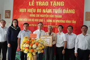 Phó Bí thư Thành ủy TPHCM trao Huy hiệu 80 năm tuổi Đảng cho đồng chí Nguyễn Văn Thành