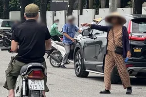 Các phe vé chào bán vé xem chung kết Việt Nam - Thái Lan trước trụ sở VFF (ẢNH: HỮU THÀNH)