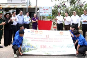 Các đại biểu trong buổi khánh thành tuyến đường được lắp đặt đèn năng lượng mặt trời tại xã Ninh Điền
