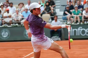 Fonseca trong trận thắng Djokovic ở Roland Garros (Ảnh: THX)