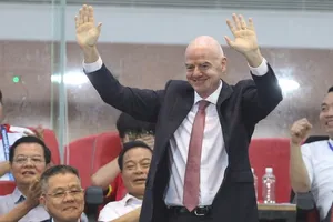 Chủ tịch FIFA Gianni Infantino nhận được sự chào đón từ cổ động viên Việt Nam. ẢNH: DŨNG PHƯƠNG