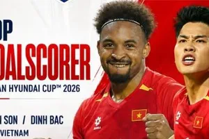 Xuân Son và Đình Bắc cùng nhận giải Vua phá lưới. Ảnh: AseanFootball