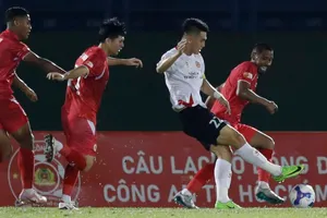 Tiến Linh giữa vòng vây của hàng phòng ngự CAHN trong cuộc so tài giữa hai đội tại V-Legue 2025-2026. Ảnh: VPF