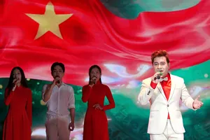 Ca sĩ Duy Linh biểu diễn bài hát "Độc lập - Tự do - Hạnh phúc". Ảnh: THÚY BÌNH