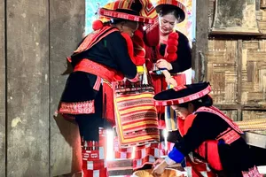 Tái hiện lễ cưới truyền thống của người Dao đỏ. Ảnh: THU LÊ