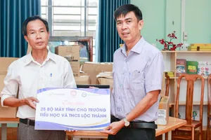 Trường Đại học Lạc Hồng (LHU) và Trường Song ngữ Lạc Hồng (LHBS) trao tặng 25 bộ máy tính cho Trường Tiểu học và THCS Lộc Thành. Ảnh: LHU
