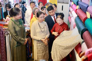 Phu nhân Tổng Bí thư, Chủ tịch nước Tô Lâm và Phu nhân Tổng thống Myanmar Min Aung Hlaing thăm làng lụa Vạn Phúc. Ảnh: VIẾT CHUNG