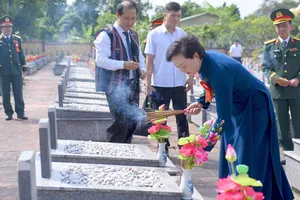 Phó Thủ tướng Phạm Thị Thanh Trà dâng hương tri ân các anh hùng liệt sĩ tại Nghĩa trang liệt sĩ A Lưới