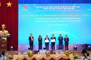 Các cơ quan chức năng, hiệp hội và doanh nghiệp Tây Ninh ký kết biên bản ghi nhớ hợp tác với các đối tác trong và ngoài nước. Ảnh Bộ Công thương