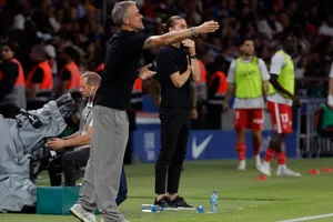 Luis Enrique chỉ đạo trong trận thua Monaco 1-2 (Ảnh: THX)