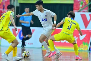 Các cầu thủ Thái Sơn Bắc và Sahako FC đã cống hiến cho người hâm mộ cuộc rượt đuổi tỷ số hấp dẫn. ẢNH: DŨNG PHƯƠNG 