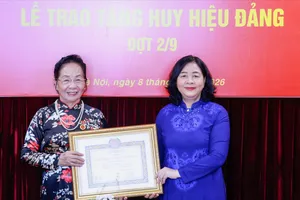 Chủ tịch Ủy ban Trung ương MTTQ Việt Nam Bùi Thị Minh Hoài (phải) trao tặng Huy hiệu 45 năm tuổi Đảng đến nguyên Phó Chủ tịch nước Nguyễn Thị Doan. Ảnh: DIỆP HƯƠNG