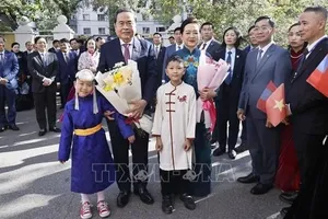 Chủ tịch Quốc hội Trần Thanh Mẫn và Phu nhân gặp gỡ cán bộ, nhân viên Đại sứ quán và cộng đồng người Việt Nam tại Mông Cổ. Ảnh: TTXVN.
