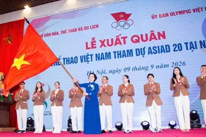 Phó Thủ tướng Chính phủ Phạm Thị Thanh Trà chuẩn bị trao cờ cho Đoàn thể thao Việt Nam tham dự ASIAD 20. Ảnh: LƯỢNG LƯỢNG