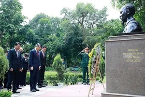 Thủ tướng Lê Minh Hưng dâng hoa tại tượng Chủ tịch Hồ Chí Minh ở thủ đô New Delhi