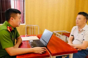 Cơ quan điều tra làm việc với đối tượng Nguyễn Xuân Chất. Ảnh: Công an Hà Tĩnh 