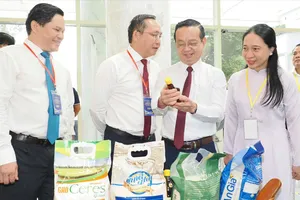 Đại biểu tìm hiểu sản phẩm doanh nghiệp tại không gian trưng bày, kết nối thương mại trong khuôn khổ hội nghị. Ảnh: HOÀNG HÙNG