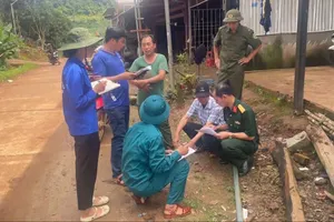Lực lượng chức năng xã Quảng Sơn, tỉnh Lâm Đồng nắm bắt, ổn định tình hình người dân tại khu vực bị sạt lở. Ảnh: ĐOÀN KIÊN