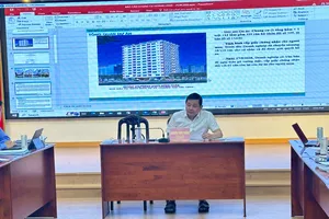 Giám đốc Sở NN-MT TPHCM Nguyễn Toàn Thắng chủ trì, làm việc với các chủ đầu tư để tháo gỡ vướng mắc, xem xét cấp sổ hồng. Ảnh: THANH HIỀN