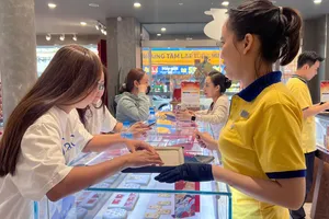 Khách hàng giao dịch tại một cửa hàng PNJ ở TPHCM. Ảnh: NHUNG NGUYỄN
