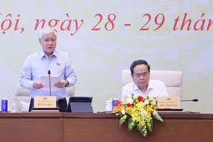 Phó Chủ tịch Thường trực Quốc hội Đỗ Văn Chiến điều hành phiên thảo luận. Ảnh: QUANG PHÚC 