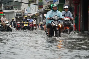 Mưa ngập trên đường Lý Thường Kiệt, phường Bảy Hiền, TPHCM: Ảnh: KIÊN CƯỜNG