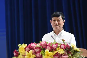 Chủ tịch HĐND TPHCM Võ Văn Minh phát biểu tại buổi tiếp xúc cử tri ngày 2-10. Ảnh: TRÚC GIANG
