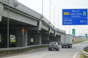 Các phương tiện từ quốc lộ 51, TP Đồng Nai rẽ vào đường cao tốc Bến Lức - Long Thành hướng về miền Tây. Ảnh: PHÚ NGÂN
