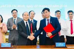 Phó Chủ tịch UBND TPHCM Trần Văn Bảy và Hiệu trưởng Trường Đại học Luật TPHCM Lê Trường Sơn tại lễ ký kết phối hợp giữa 2 đơn vị về xây dựng thể chế, chính sách pháp luật. ẢNH: VIỆT DŨNG