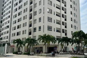 Cư dân Chung cư 4S Linh Đông nhận sổ hồng sau hơn 10 năm nhận nhà. Ảnh: THANH HIỀN
