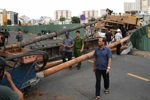 Lực lượng chức năng phường Gia Định, TPHCM phối hợp các đơn vị liên quan phong tỏa, xử lý hiện trường. Ảnh: KIẾN VĂN
