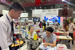 Doanh nghiệp tìm hiểu công nghệ sản xuất hiện đại tại triển lãm ngành dệt may, da giày. Ảnh MINH XUÂN