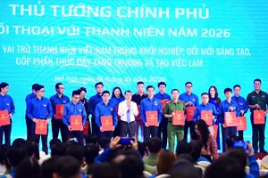 Thủ tướng Lê Minh Hưng tặng quà 20 thanh niên đại diện tham gia chương trình đối thoại. Ảnh: ĐỖ TRUNG