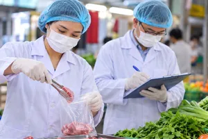 Lấy mẫu thực phẩm để kiểm tra, giám sát nguy cơ mất an toàn. Ảnh minh họa