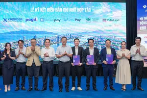 Các chuyên gia thảo luận bên lề hội thảo. Ảnh: XUÂN QUỲNH