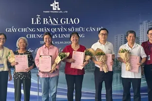 Người dân chung cư 4S Linh Đông, phường Hiệp Bình, TPHCM được cấp sổ hồng. Ảnh: THANH HIỀN
