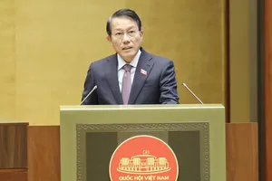 Bộ trưởng Bộ Công an Lương Tam Quang trình bày tờ trình về dự án Luật Xử lý vi phạm hành chính (sửa đổi), sáng 26-10. Ảnh QUANG PHÚC