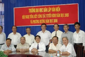 PGS Nguyễn Lộc (hàng đầu, thứ hai từ phải sang) cùng các đại biểu dự hội nghị về công tác tuyển sinh năm 2005-2006. Ảnh: TƯ LIỆU