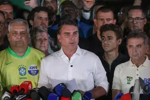 Thượng nghị sĩ Flávio Bolsonaro (giữa) trong một buổi vận động tranh cử. ẢNH: JOÉDSON ALVES/AGÊNCIA BRASIL