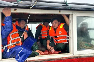 Cán bộ chiến sĩ Đồn Biên phòng Thiên Cầm đang phối hợp tìm kiếm ngư dân mất tích 